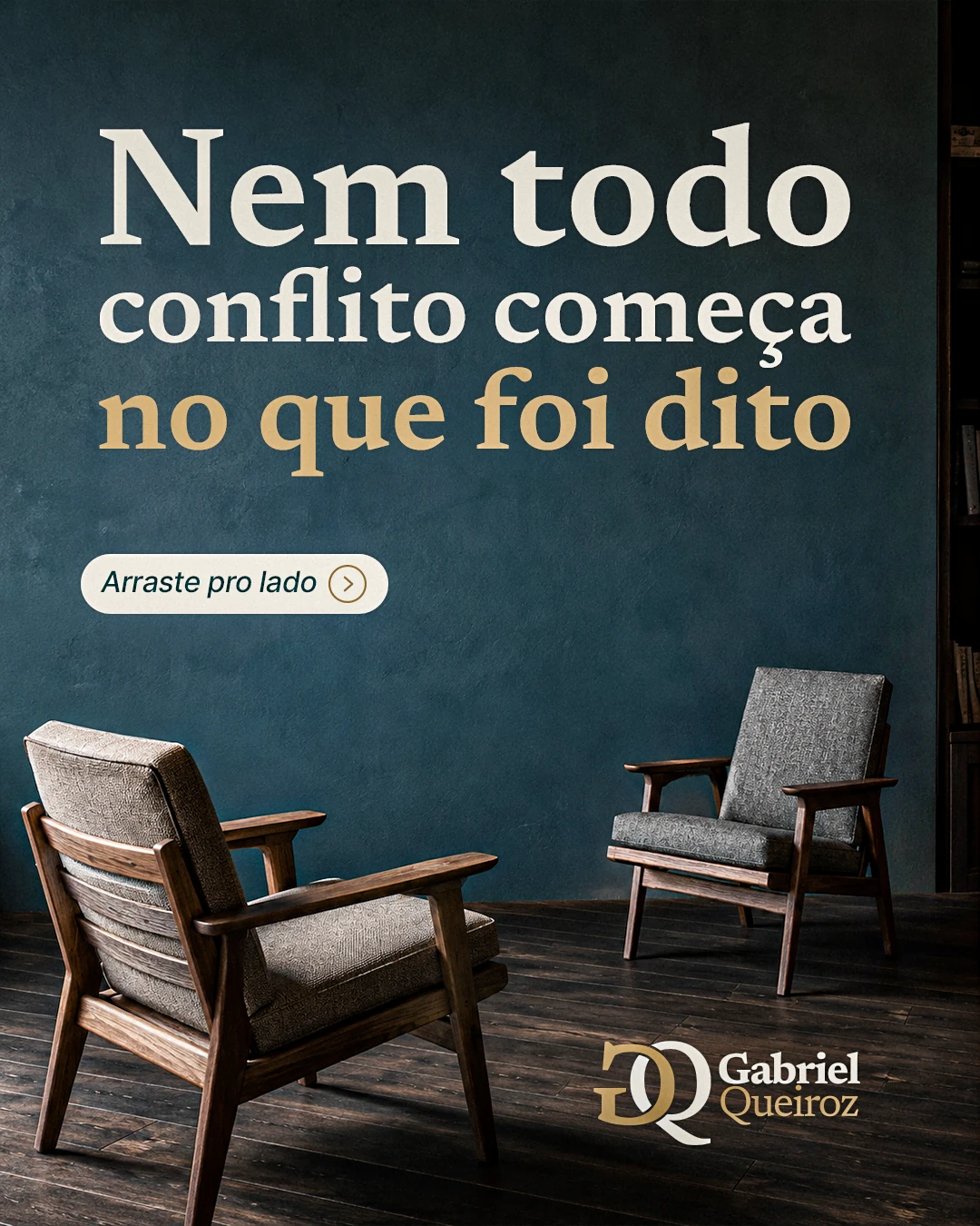 Conteúdo de Gabriel Queiroz com duas poltronas, fundo petróleo e tipografia editorial