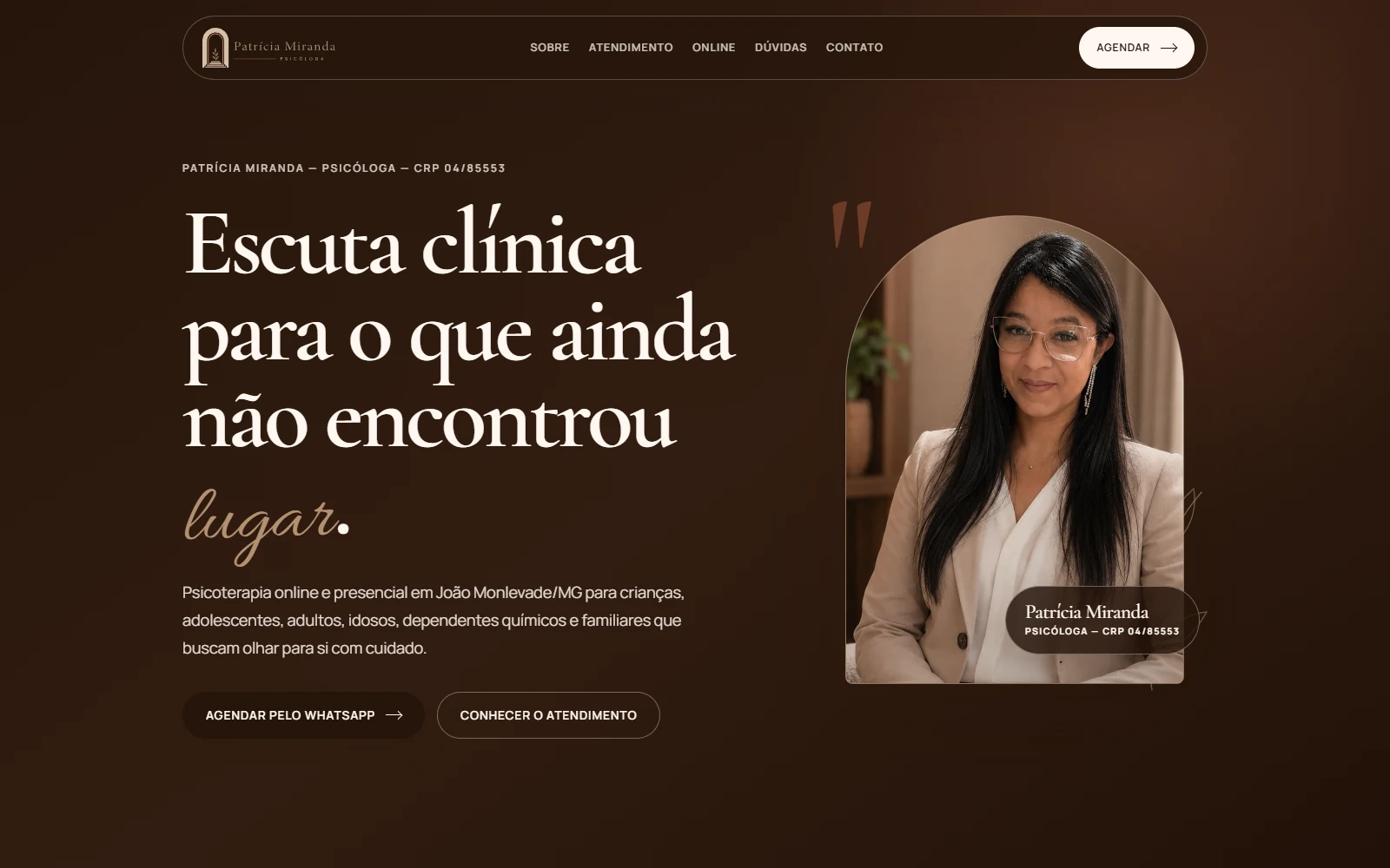 Website de Patrícia Miranda com fundo marrom, fotografia em arco e títulos editoriais
