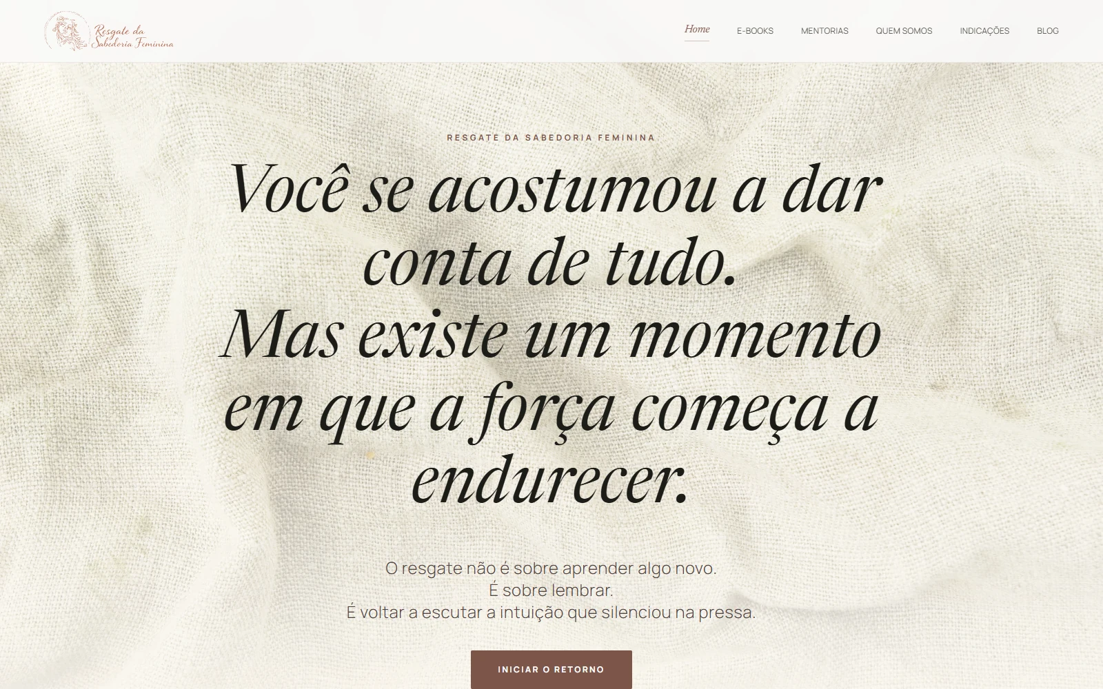 Site Resgate da Sabedoria Feminina com textura clara, tipografia serifada e narrativa em grande escala